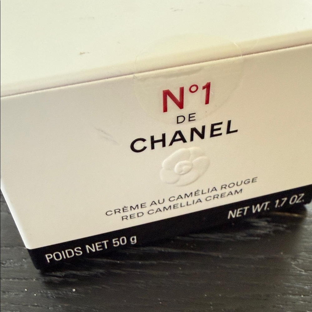 CHANEL White Box with Red Accent N°1 Camellia - Picture 3 of 6